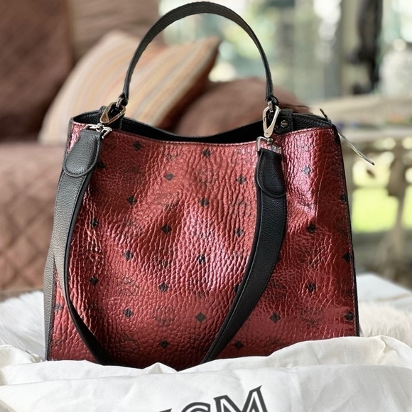 MCM Metallic Corina Medium Shoulder Bag in Scooter Red. Price firm. - Picture 2 of 13